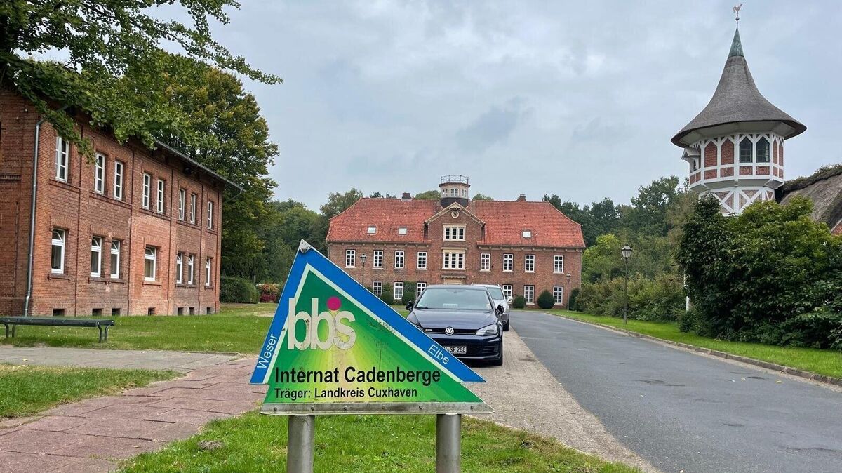 Das Gutshaus Cadenberge aus dem Jahr 1724 (hinteres Gebäude) steht leer, während das 1968 gebaute Bettenhaus (links) genutzt wird. Das Taubenhaus ist Privateigentum, ebenso wie ehemalige Scheunen und Stallungen des früheren Gutshofes Bremer. Foto: Kramp
