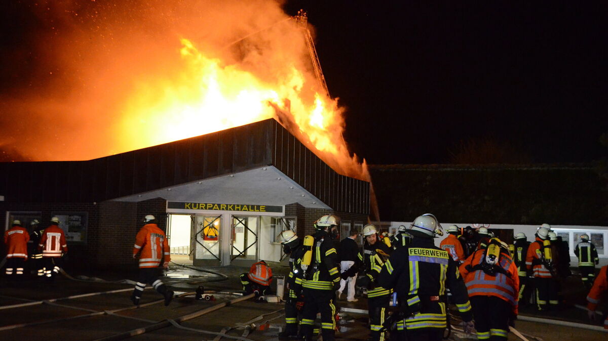Feuerwehrleute bekämpften den Brand der Kurparkhalle in Cuxhaven, ausgelöst durch eine Silvesterrakete vor zehn Jahren. Foto: Rohde
