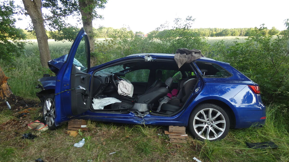 Das Auto prallt gegen einen Baum. Die Feuerwehr muss den Fahrer nach dem Unfall aus dem Fahrzeug befreien. Foto: Polizei