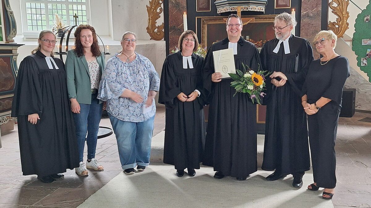 Nachdem Superintendentin Kerstin Tiemann (Mitte) Pastor Matthias Hövelmann (rechts daneben) feierlich eingeführt und ihm die Ernennungsurkunde des Landesbischofs überreicht hat, gaben ihm (von links) auch Tochter Sonja Sapora, Pastorin in Wischhafen, Henrike Meyer, Vorsitzende des Ortskirchenvorstands Kehdingbruch, Claudia Hinsch, Vorsitzende des Gesamtkirchenvorstands, Pastor Klaus Volkhardt und Chorleiterin Mariola Hoss-Hillmann gut gemeinte Segenswünsche mit auf den Weg. Foto: Kirchenkreis/Schoener