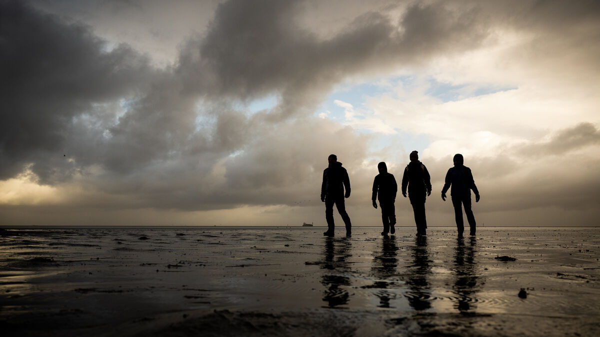 Es muss nicht immer die Sommerhitze sein: Auch bei kühlerem Wetter und bewölktem Himmel ist ein Ausflug ins Cuxland-Wattenmeer sehr erholsam. Foto: dpa/Assanimoghaddam