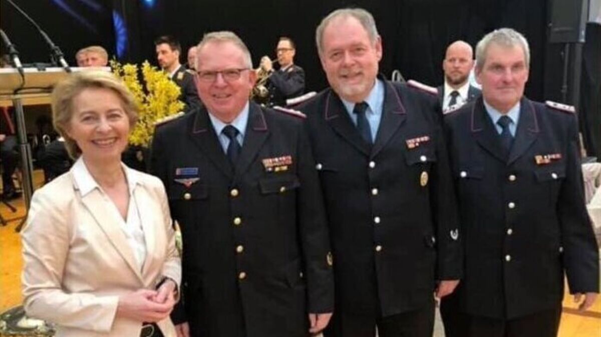 Ursula von der Leyen (l.) bei einem Dorffest zur Danksagung nach dem Moorbrand in Meppen am 6. April 2019. Unter anderem Gerhard Tiedemann (3. v.r.) wurde an diesem Tag ausgezeichnet. Foto: Feuerwehr Lamstedt