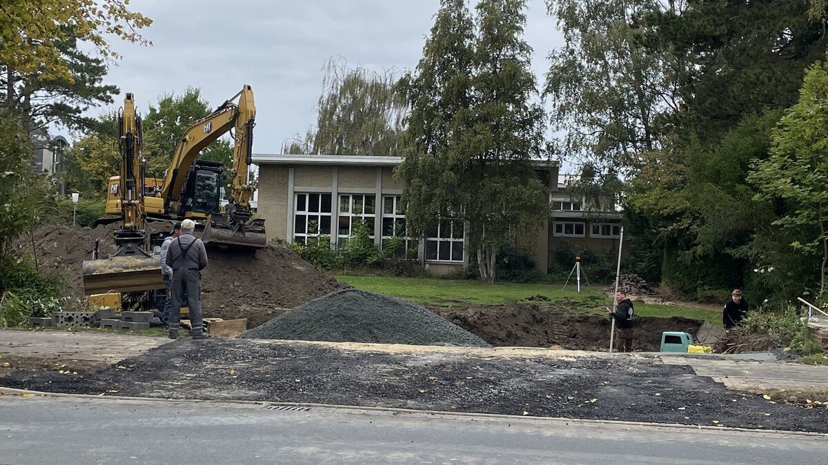 An der Abendrothstraße werden nun die Erdarbeiten für das Fundament durchgeführt, auf dem der Modulbau für den Hort der Grundschule errichtet werden soll. Foto: Reese-Winne
