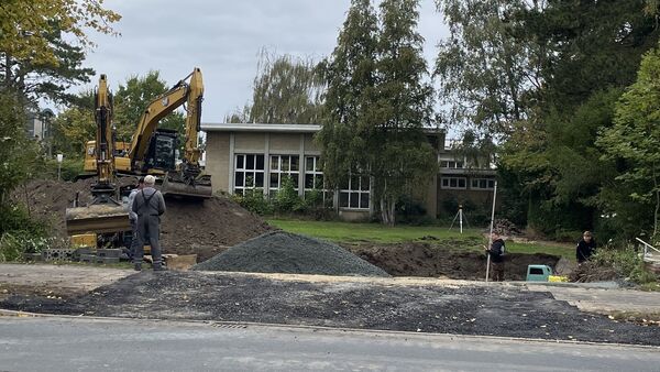 Bagger in Cuxhaven im Einsatz: Was auf der Wiese vor der Abendroth-Halle passiert