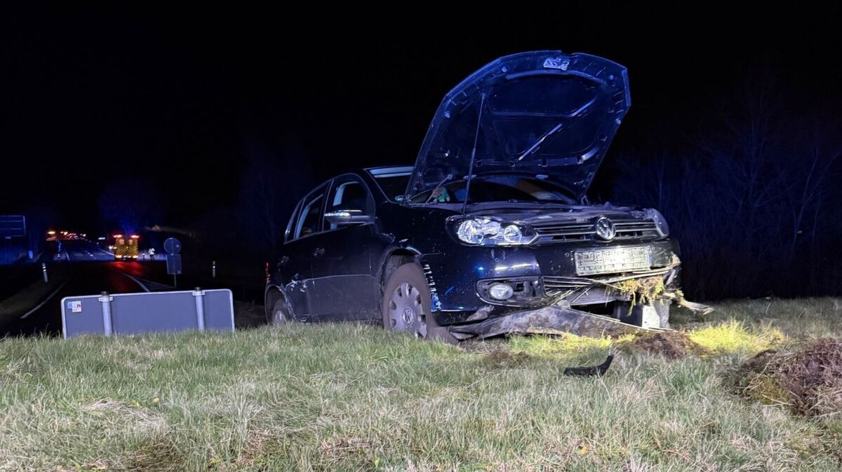 Der VW kam nach dem Aufprall auf der Erhöhung in der Mitte des Kreisverkehrs zum Stehen. Foto: Feuerwehr