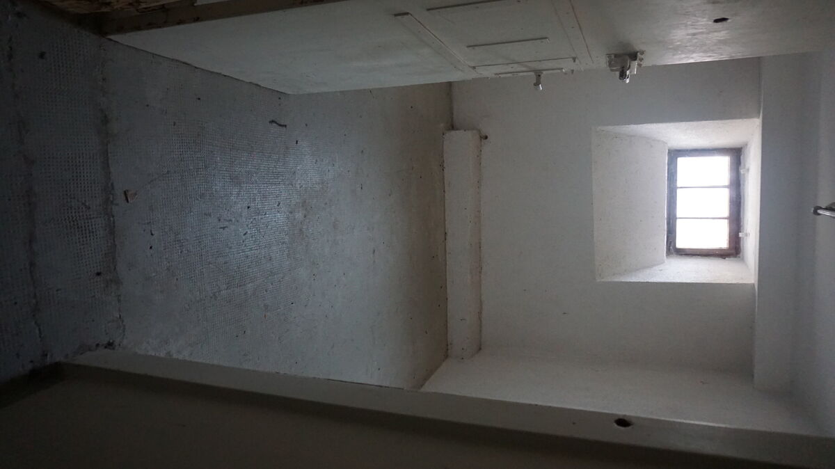 Das Foto zeigt den ehemaligen Gestapo-Keller in Neustadt an der Weinstraße. Bis ins hohe Alter engagierte sich Julius Brumsack gegen Antisemitismus. Foto: picture alliance/dpa/Landeszentrale für politische Bildung Rheinland-Pfalz