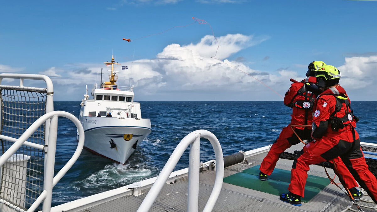 Mit dem Leinenwurfgerät stellten die Seenotretter eine Leinenverbindung zwischen dem Seenotrettungskreuzer "Hermann Marwede" und dem manövrierunfähigen Seebäderschiff „Funny Girl“ her. Foto: Die Seenotretter