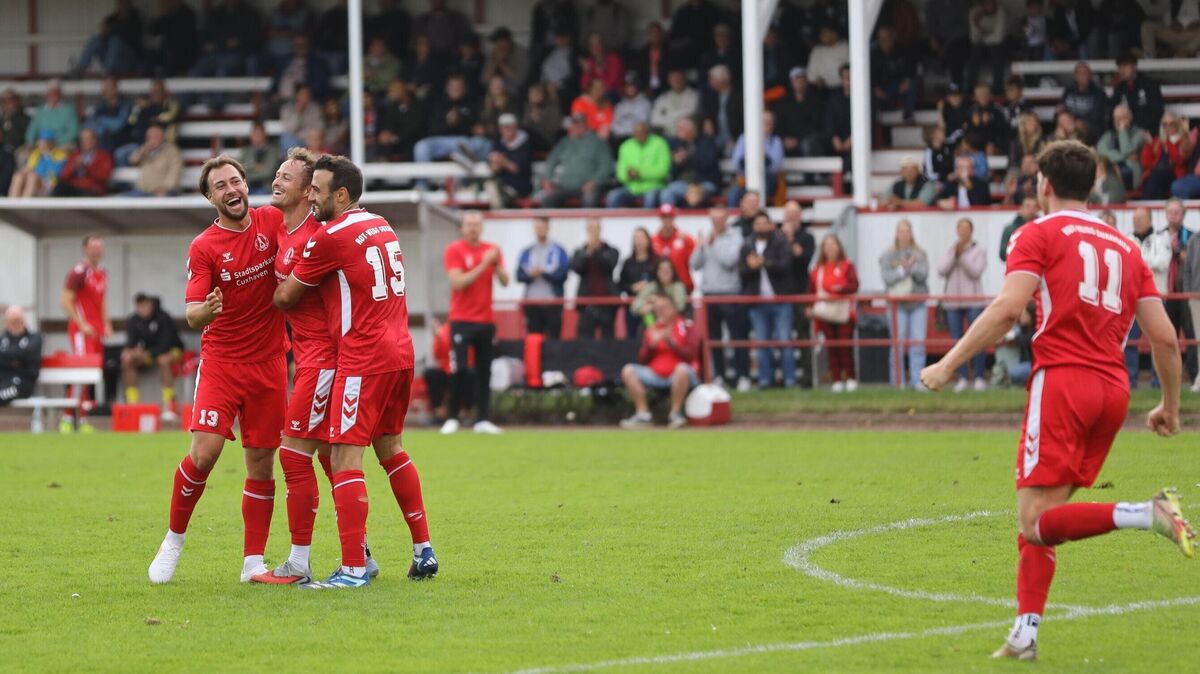 Rot-Weiss Cuxhaven feiert: Mit einem 5:1-Sieg über den Duhner SC holen sich die Kampfbahnkicker die ersten drei Punkte der Saison. Mann des Spiels: der dreifache Torschütze Gabriel Costa. Foto: Unruh