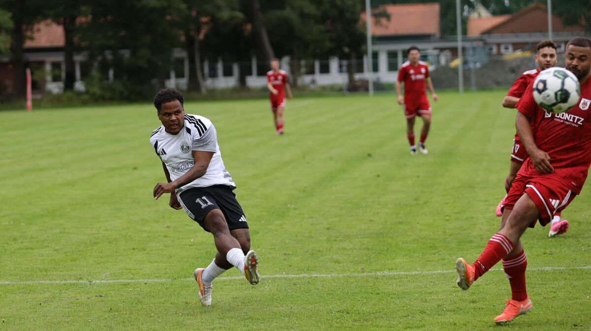 FC Cuxhaven kämpfte auch in Hülsen, doch scheiterte erneut vor dem Tor – die Suche nach dem ersten Saisonsieg geht weiter. Foto: Unruh