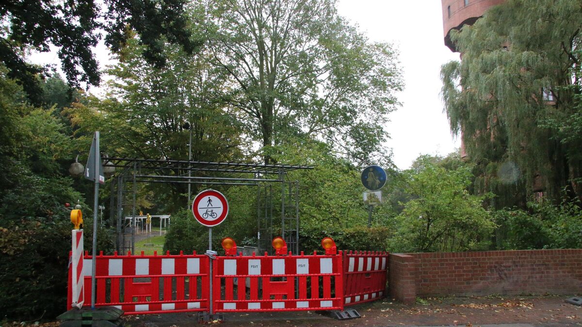 Gesperrt: Bauzäune versperren seit Ende September den viel genutzten Fußweg durch den Wasserturm-Park. Avacon verlegt hier Leerrohre für ein neues 110-kV-Kabel. Foto: Potschka