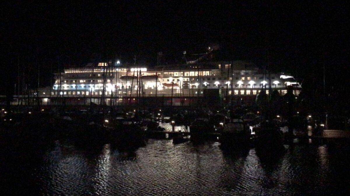 Pünktlich gegen 22.30 Uhr hat das Hurtigruten-Kreuzfahrtschiff "Otto Sverdrup" an der Seebäderbrücke in Cuxhaven angelegt. Foto: Stoike