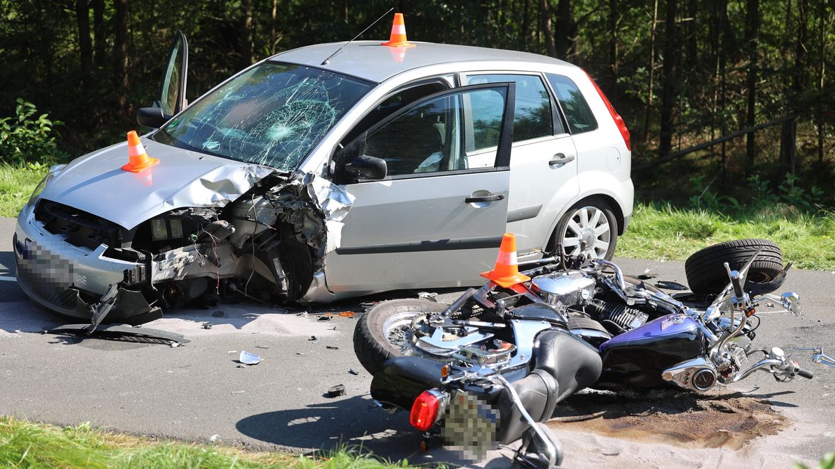 Die Front des Autos total beschädigt, die Windschutzscheibe eingedellt, Trümmerteile weit verstreut: Spuren des heftigen Unfalls, bei dem ein 66-jähriger Motorradfahrer aus Cuxhaven sein Leben verlor. Foto: Fischer