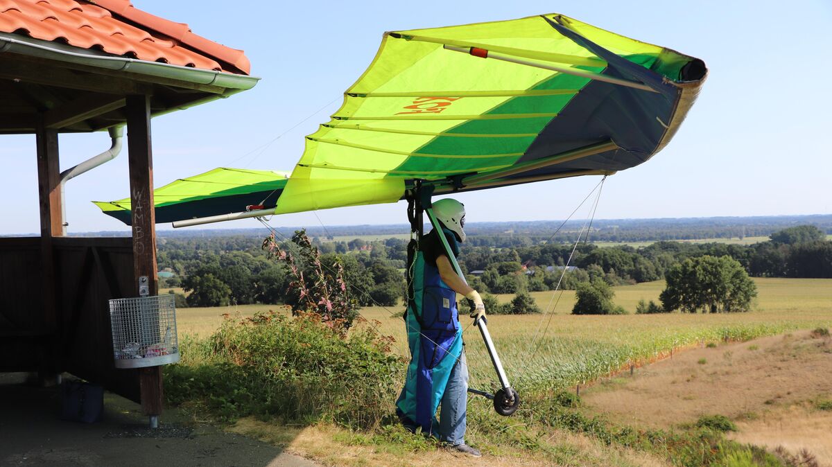 Der Bullenberg in Lamstedt eignet sich dafür, Starts zu üben. Allerdings müssen dabei allerlei Komponenten berücksichtigt werden. Zum einen muss der Wind passen und aus östlicher Richtung kommen. Zum anderen darf die Vegetation nicht allzu hoch sein, sonst würde Kai Rudl mit seinem Drachen hängen bleiben. Ungefährlich sind die Startübungen am Bullenberg also nicht. Foto: May