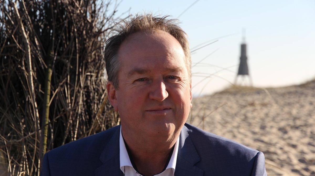 Der Strand in Cuxhaven - mit der Kugelbake im Hintergrund - ist für Urlauber gesperrt. Da Oberbürgermeister Uwe Santjer - hier auf einem Foto aus dem Jahr 2019 - seinen ersten Wohnsitz in Cuxhaven hat, dürfte er theoretisch noch an den Strand. Foto: Stadt Cuxhaven
