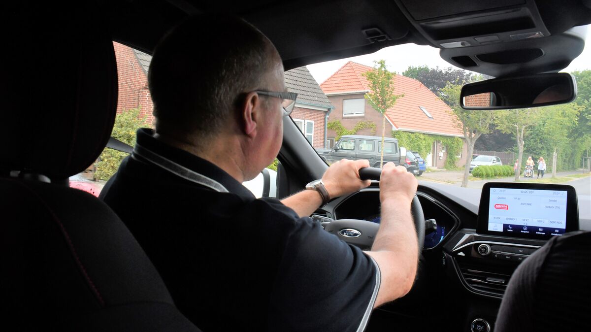 Routinier und NEZ-Redakteur Egbert Schröder am Steuer während der praktischen Fahrprüfung. Foto: Schröder