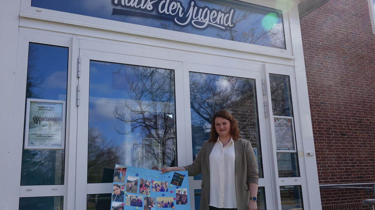 Ganz besonders freut sich Svenja Plock jeden Tag über ein Plakat, das eine Mädchengruppe zum Abschluss einer Dänemark-Fahrt für sie gebastelt hat. "Wir sind zusammengewachsen", sagt die 29-Jährige über die Teilnehmerinnen, zu denen sie noch heute regelmäßig Kontakt hat. Foto: Kuczorra