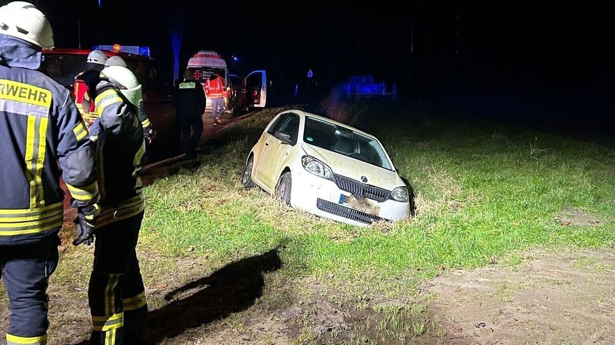 Da sich das Fahrzeug in Schräglage befindet, kann sich die Fahrerin nicht aus dem Auto befreien. Foto: Lange