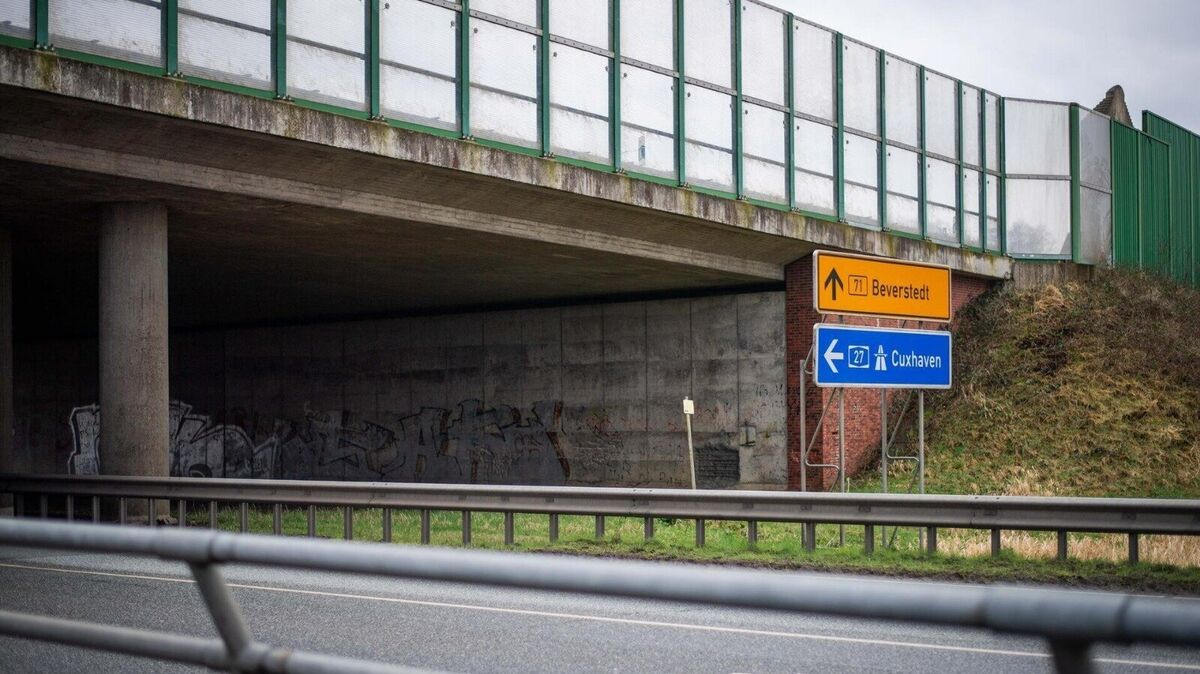 Baustopp auf der A27: Der Abriss der alten Brückenfundamente bei Bremerhaven-Wulsdorf kann aufgrund eines hohen Grundwasserstandes erst nach einer Absenkung beginnen. Foto: Hartmann