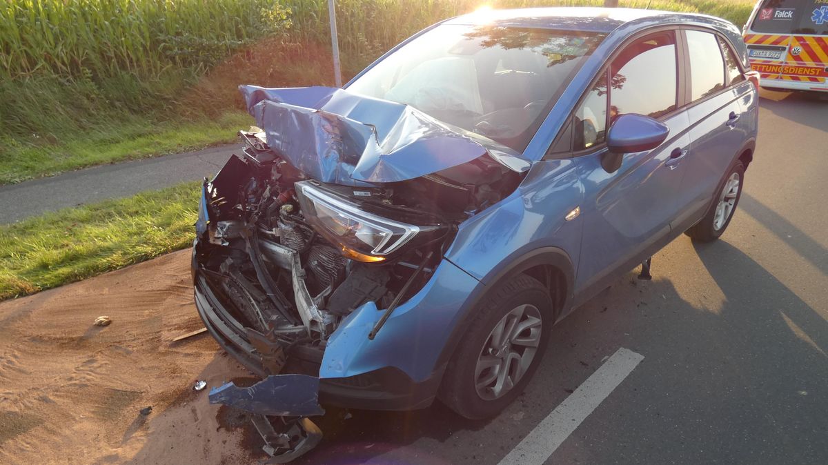 Eine Opelfahrerin hatte am Samstagabend zu spät erkannt, dass vor ihr ein Fahrzeug auf der k68 zwischen Dorum und Dorum-Neufeld gehalten hatte und knallte in einen Mercedes. Sechs Menschen wurden verletzt. Foto: Polizei Cuxhaven