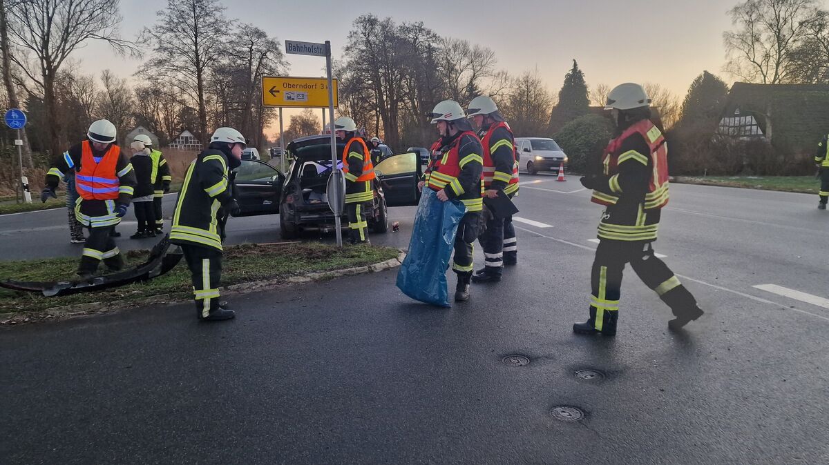 Die Feuerwehr richtet eine vorübergehende Vollsperrung ein, reinigt die B73 und sammelt Trümmerteile zusammen. Foto: Lange