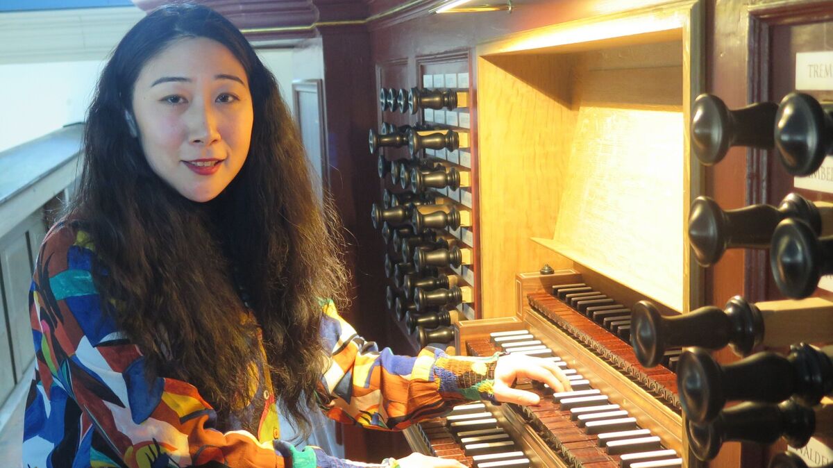 Begeistert ihr Publikum mit ihrem Orgelspiel: die japanische Organistin Mari Fukumoto an der Gloger-Orgel von St. Severi. Foto: Cordes