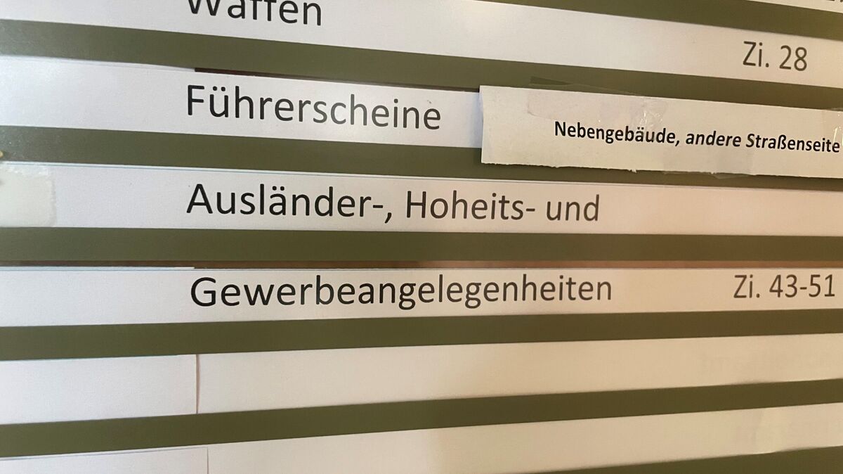 Um Missstände, die vor knapp zehn Jahre den Alltag in der Kreis-Ausländerbehörde geprägt haben sollen, geht es aktuell vor dem Amtsgericht. Angeklagt ist dort ein gebürtiger Syrer, der Landsleuten zu mutmaßlich unrechtmäßig erteilten Aufenthaltstiteln verholfen haben soll. Foto: Koppe