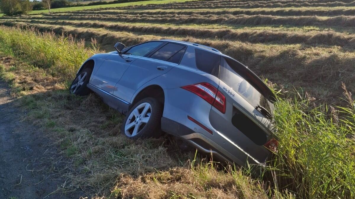 Da das Fahrzeug mit geringer Geschwindigkeit in den Graben rutscht, weist es nur minimale Beschädigungen auf. Foto: Lange