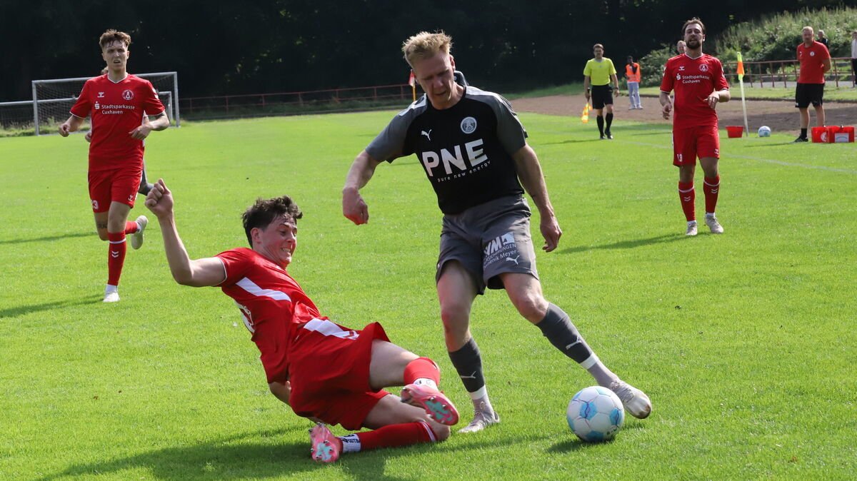 Die Zuschauer dürfen sich im Stadtderby zwischen dem FC Cuxhaven und Rot-Weiss Cuxhaven auf intensive Zweikämpfe freuen – wie bereits im Hinspiel Anfang August auf der Kampfbahn. Foto: Witthohn