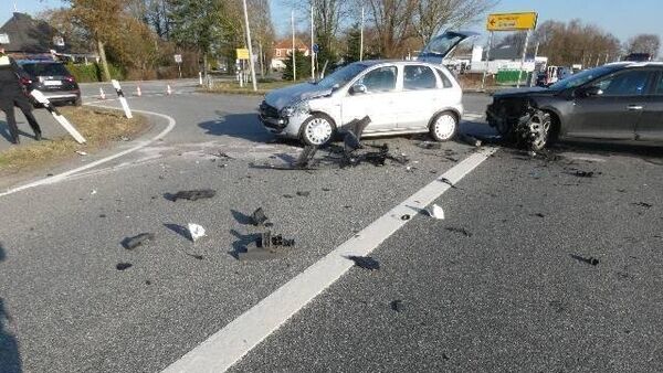 Unfall auf B73 in Cuxhaven-Altenbruch: Zwei Frauen verletzt - 20.000 Euro Schaden