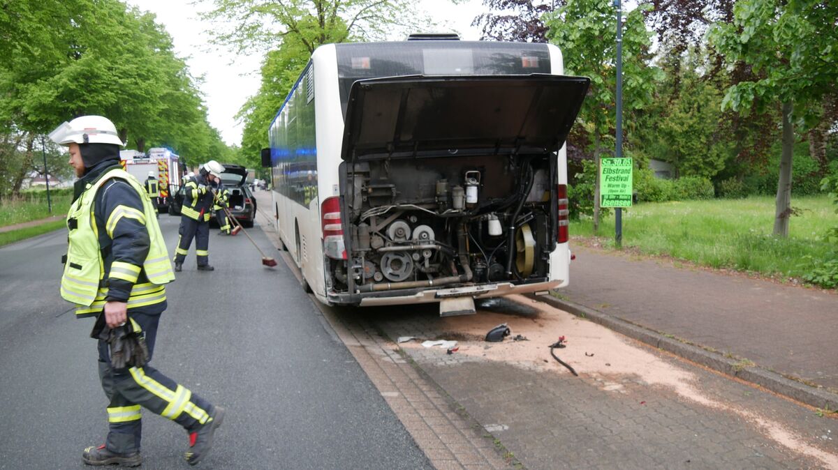 Ein 75-jähriger Taxifahrer aus Cuxhaven kam aus bislang ungeklärter Ursache von der Fahrbahn ab und prallte mit seinem VW Passat gegen einen unbesetzten Linienbus auf dem Parkstreifen der B73. Foto: Lange