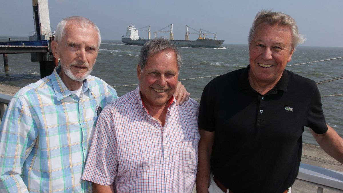 Arend Tiedemann, Jürgen Trinkies und Reinhard Linke (v.l.n.r.) hatten vor zehn Jahren die Idee: "Lasst uns doch einen Schiffsansagedienst gründen." Daraus ist längst eine feste Institution geworden, die vor allem die Cuxhaven-Besucher lieben. Foto: Sassen