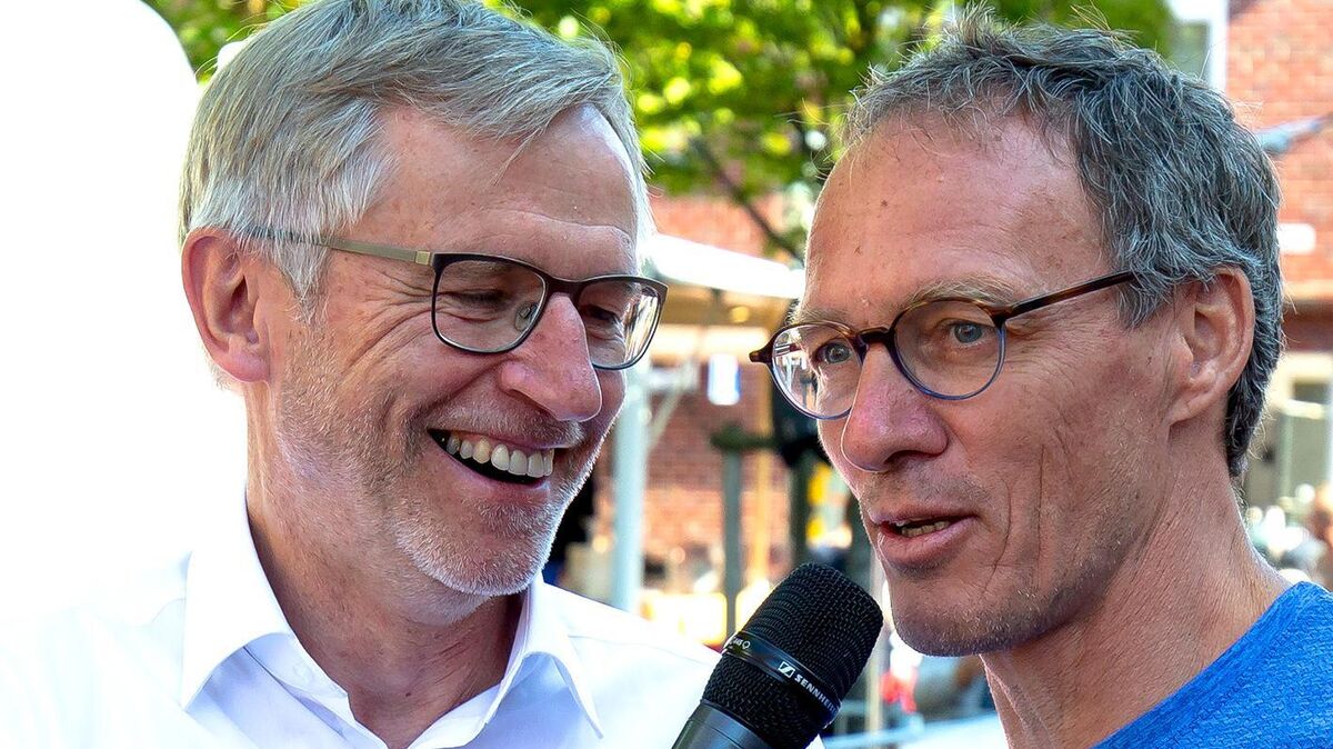 Sportmoderator Norbert König (links) spricht beim Sparkassen-Küstenmarathon in Otterndorf mit Lauflegende Dieter Baumann. Foto: Adelmann