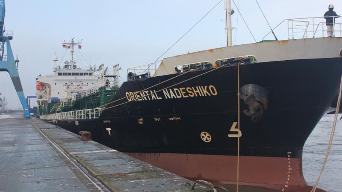 Der havarierte Tanker "Oriental Nadeshiko" liegt am Steubenhöft. Foto: Havariekommando