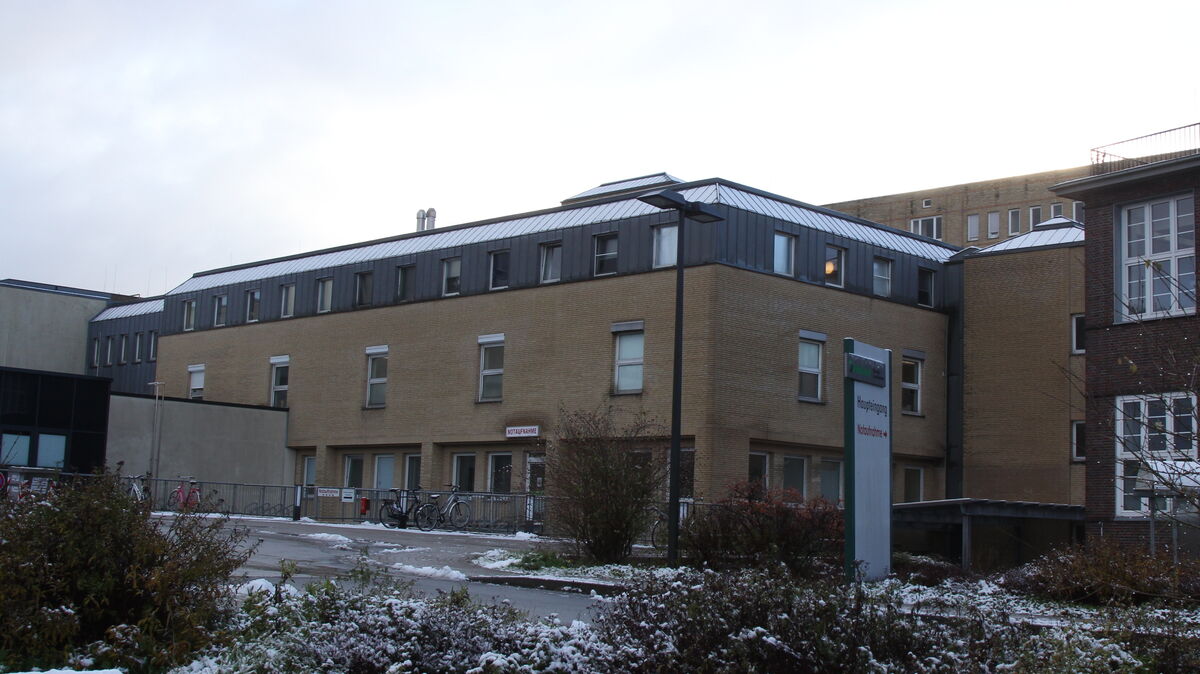 Zufahrt zur Helios-Klinik Cuxhaven mit dem fußläufigen Zugang zur Notaufnahme (rechts). Foto: Reese-Winne