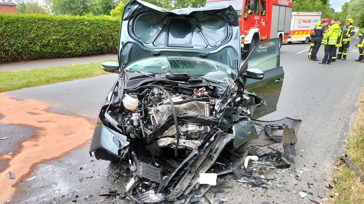 An den beiden Fahrzeugen entstand ein Totalschaden. Foto: Polizei