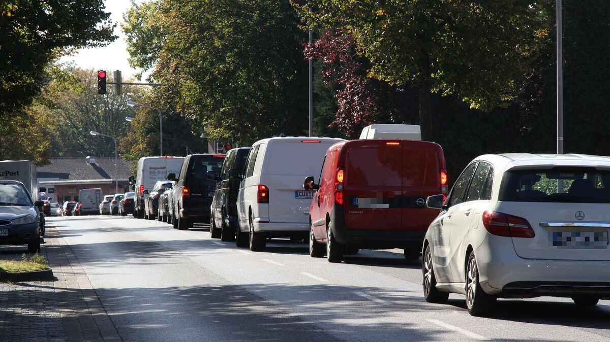 Vor jeder Ampel kommt zu den Spitzenzeiten in Altenwalde der Verkehr zum Erliegen, wie diese Aufnahme aus dem vergangenen Oktober zeigt. Eine Änderung der Rot- und Grünphasen ist nicht so einfach möglich. Foto: Reese-Winne