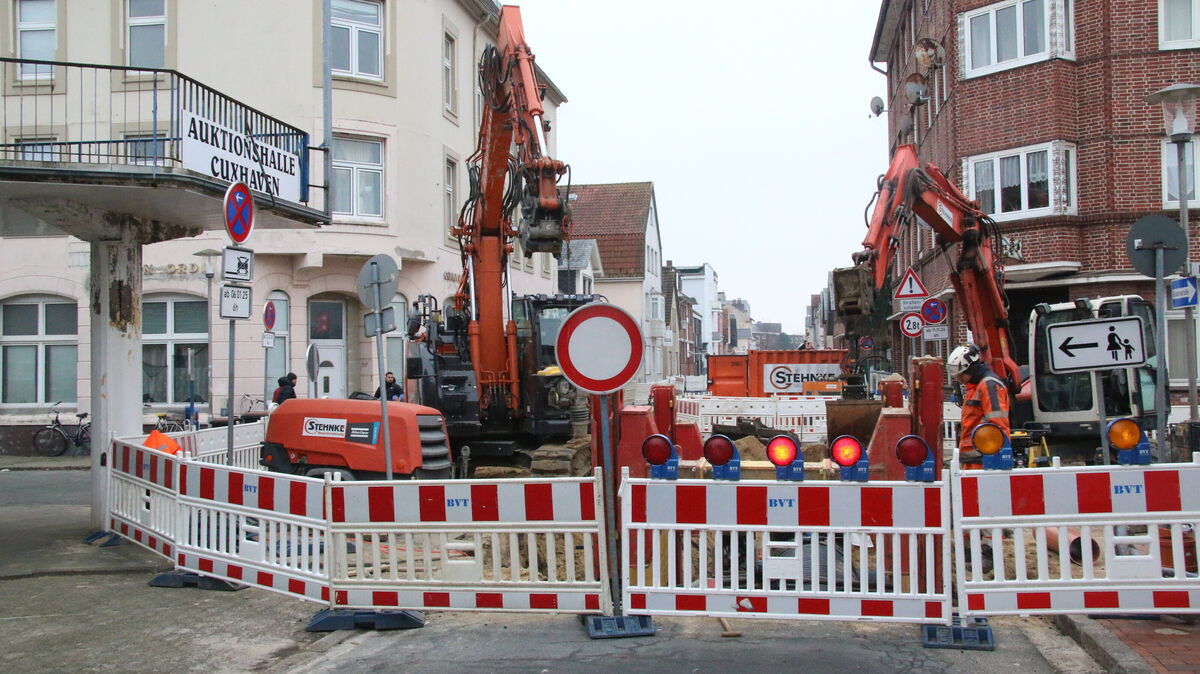 Arbeiten für die Zukunft: Die Sanierung der Mittelstraße dient der Modernisierung des Regenwasserkanalnetzes und bringt bis Ende Februar 2025 Einschränkungen für den Verkehr mit sich.