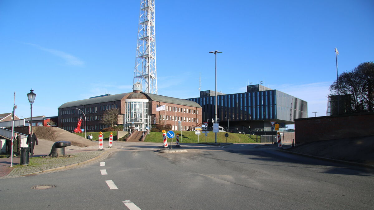Wo einst eine Betonbrücke den Blick versperrte, öffnet sich nun eine neue Sichtachse: Das Wasserstraßen- und Schifffahrtsamt Elbe-Nordsee (WSA) und das Maritime Sicherheitszentrum rücken ins Panorama. Foto: Potschka