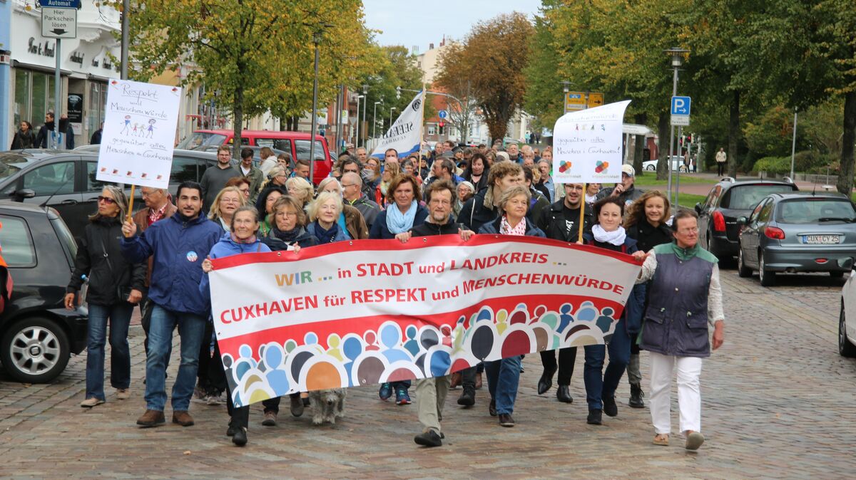 Nach zwei Jahren Corona-Pandemie fällt es ins Auge, dass hier Masken fehlen. So wie bei der Kundgebung gegen Rechts im September 2018 wird es am 29. Januar nicht aussehen, wenn das Bündnis "Cuxhaven für Respekt und Menschenwürde" zu seiner nächsten Solidaritätsaktion aufruft. Foto: Potschka