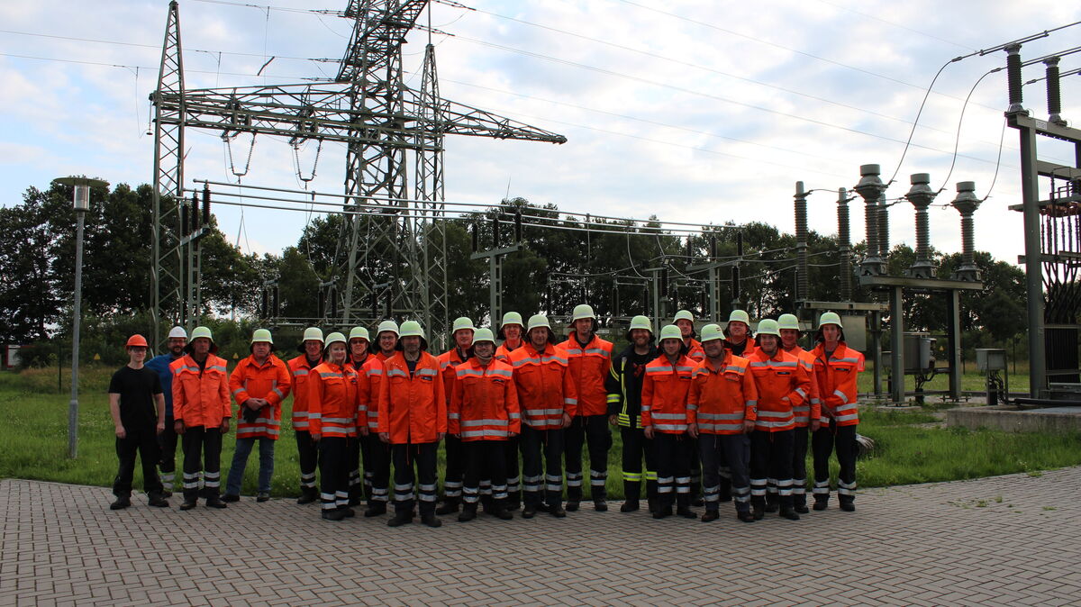 Die Kameraden der Freiwilligen Feuerwehr Armstorf besichtigen mit der Löschgruppe Dornsode das Umspannwerk am Köhlmoorweg. Foto: Morjan