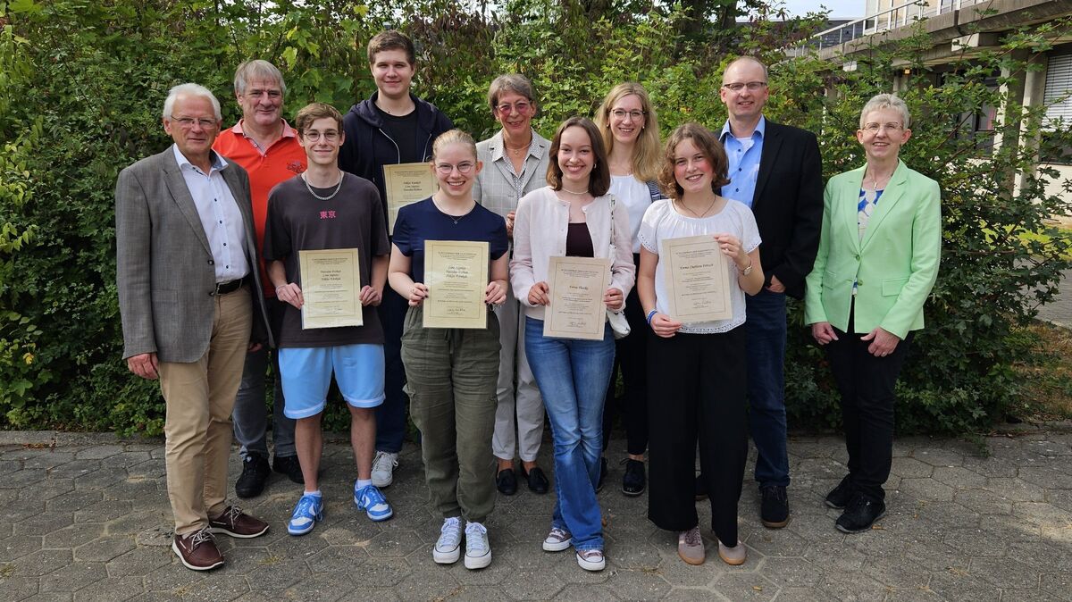 (V.l.n.r) Wolfgang Deutschmann, Ralf Jacob, Niklas Künkele, Yaroslav Dzhun, Line Süptitz, Karin Lüdke, Fenna Theelke, Miriam Läpple, Emma Charlotte Förtsch, Martin Schneckel und Kirsten Henken. Die jeweiligen Facharbeiten sind mit je 300 Euro dotiert. Foto: Rahn