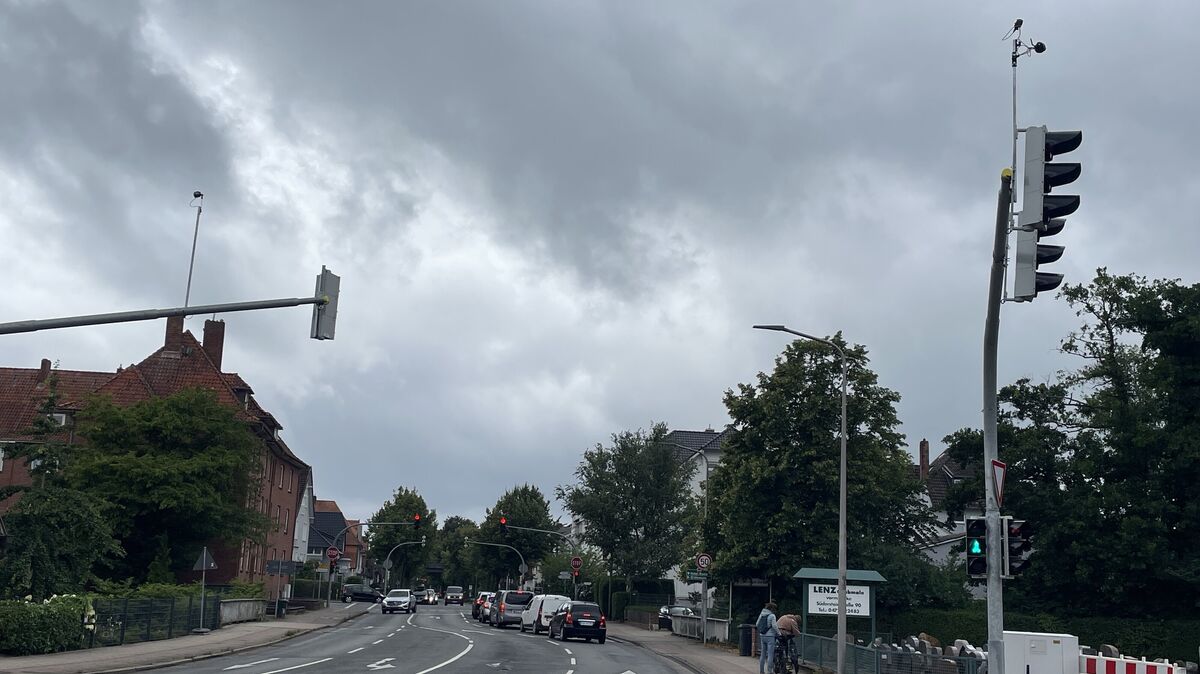 Die Kameras auf den Ampelmasten sind auf extralangen Auslegern montiert worden, damit sie optimal auf die Fahrbahnen ausgerichtet werden können. Foto: Reese-Winne