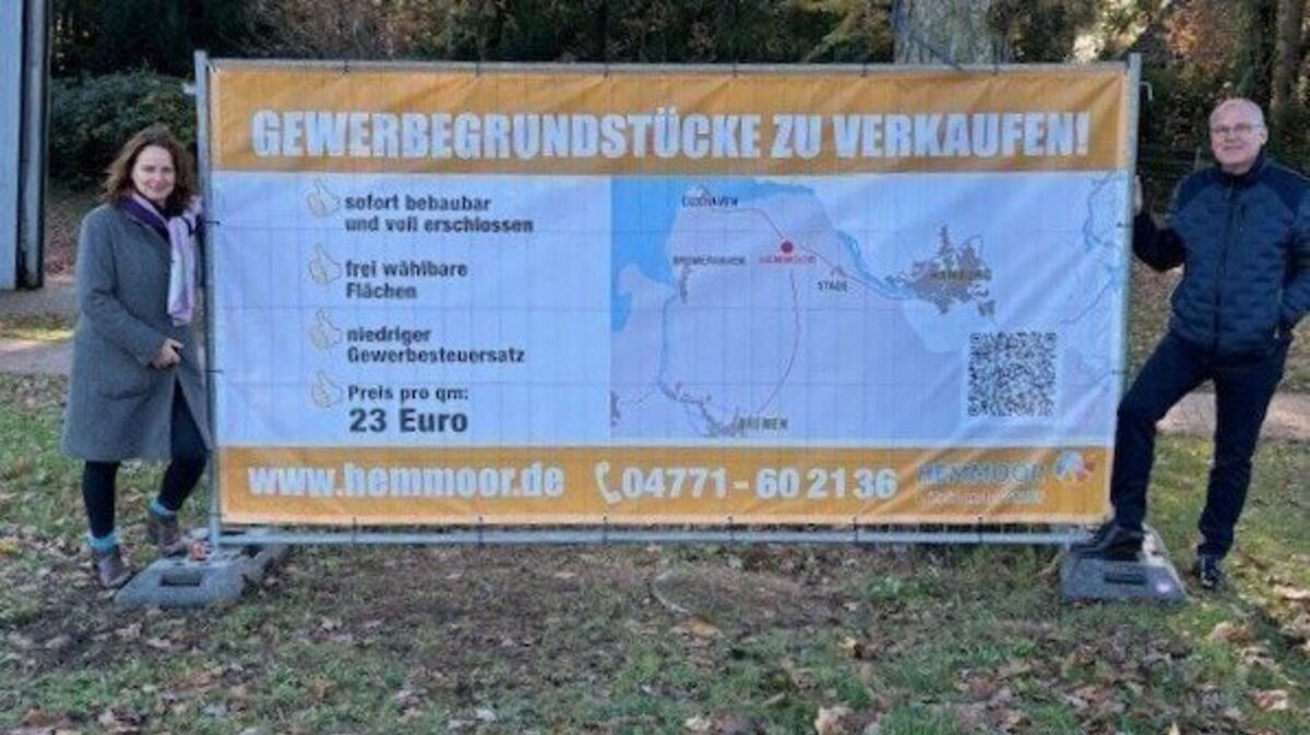 Die Hemmoorer Stadtbürgermeisterin Sabine Wist und Stadtdirektor Jan Tiedemann hoffen, dass sich noch weitere Unternehmen in Hemmoor ansiedeln. Noch gibt es Grundstücke im ersten Bauabschnitt des voll erschlossenen Gewerbegebietes in Westersode. Foto: Samtgemeinde Hemmoor