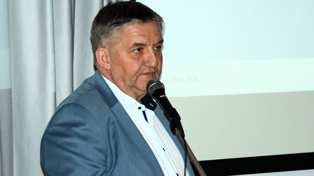 Prof. Dr. Jörg Oldenburg aus Oederquart bei seinem Vortrag beim Herrenabend im Cadenberger MarC 5. Foto: Rohde