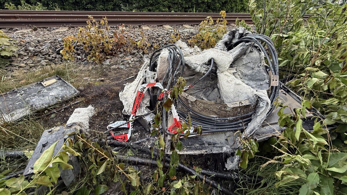 Verschmort sind die Überreste eines Verteilerkastens nach einem mutmaßlichen Brandanschlag. Nach einem Brand an der Bahnstrecke zwischen Hamburg und Cuxhaven ist der Zugverkehr eingestellt worden. Im niedersächsischen Neu Wulmstorf habe in der Nacht ein Verteilerkasten gebrannt, teilte die Polizei mit. Foto: Sebastian Peters/picture alliance/dpa/NEWS5