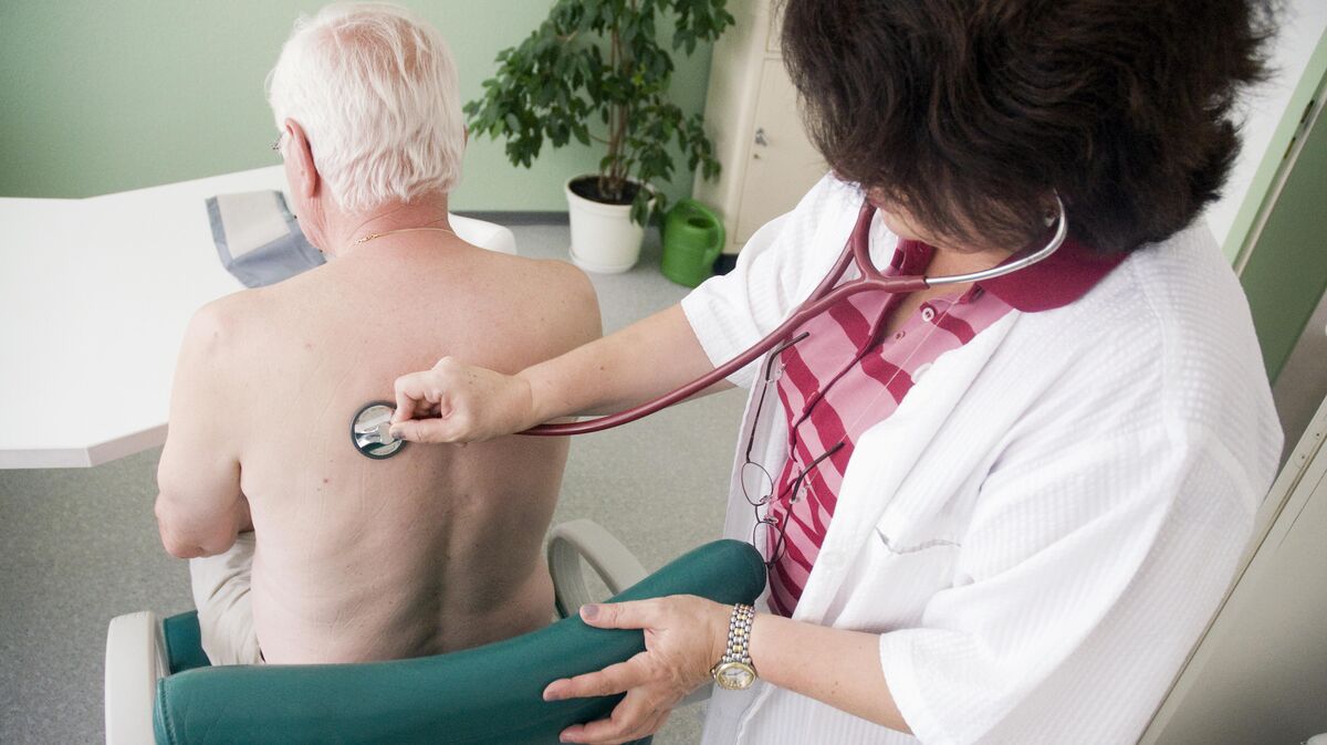 Hausarzt oder -ärztin verzweifelt gesucht: Gerade wer an chronischen Krankheiten leidet, kann es sich nicht leisten, monatelang ohne eine feste Anlaufstelle zu sein. Doch viele berichten von einer mühseligen Suche. Foto: Ulmer/dpa