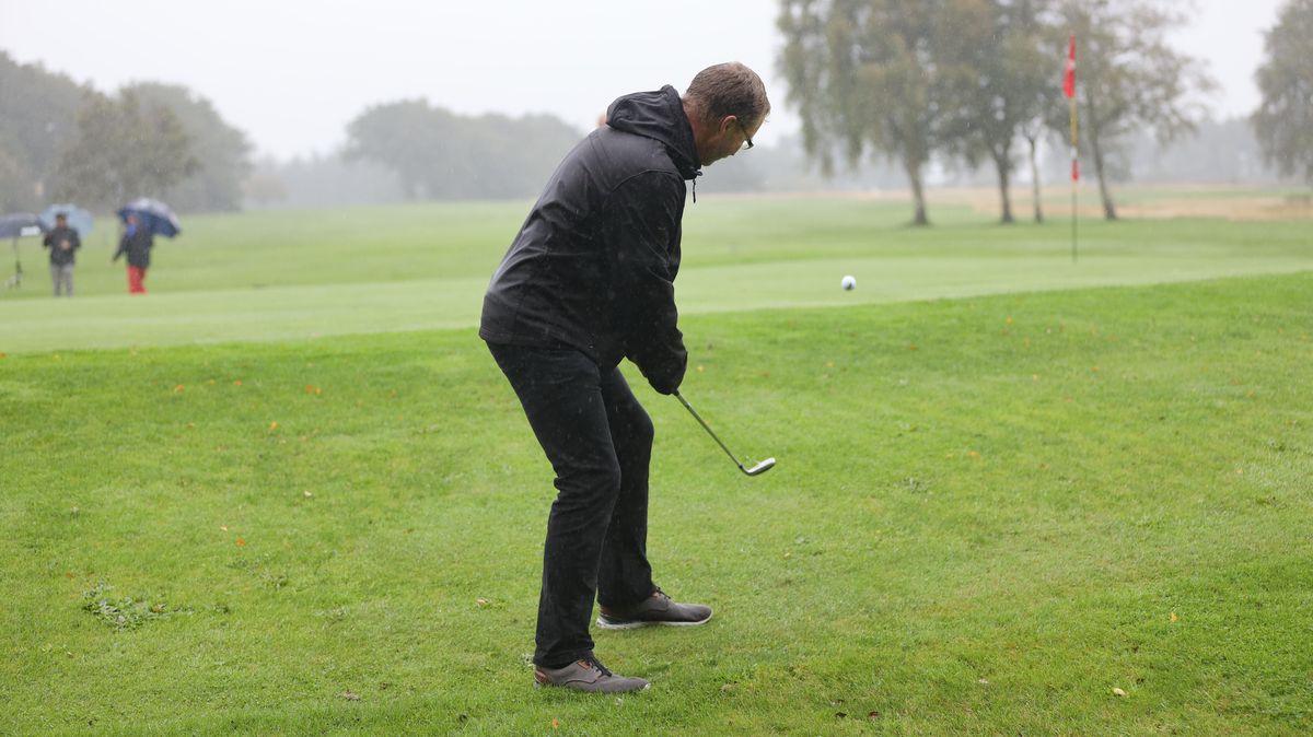 Mit einem Sand-Wedge-Schläger steigt der Ball wegen des hohen Neigungswinkels schnell an. Hier befördert Frank Lütt den Ball gefühlvoll aus dem Vorgrün auf das Grün, dicht an das Loch heran.