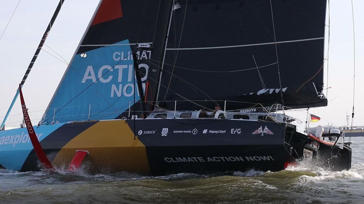 Am späten Montagnachmittag fuhr Profi-Segler Boris Herrmann mit seiner neuen Rennjacht "Malizia - Seaexplorer" an Cuxhaven vorbei Richtung Hamburg. Foto: Grell