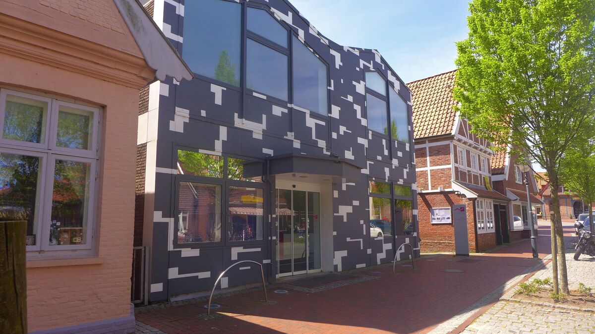 Gesicherter Standort: Das Gebäude des "Museums gegenstandsfreier Kunst" in der Otterndorfer Markstraße soll vom Landkreis Cuxhaven erworben werden. Der Kreistagsbeschluss steht jedoch noch aus. Foto: Schröder