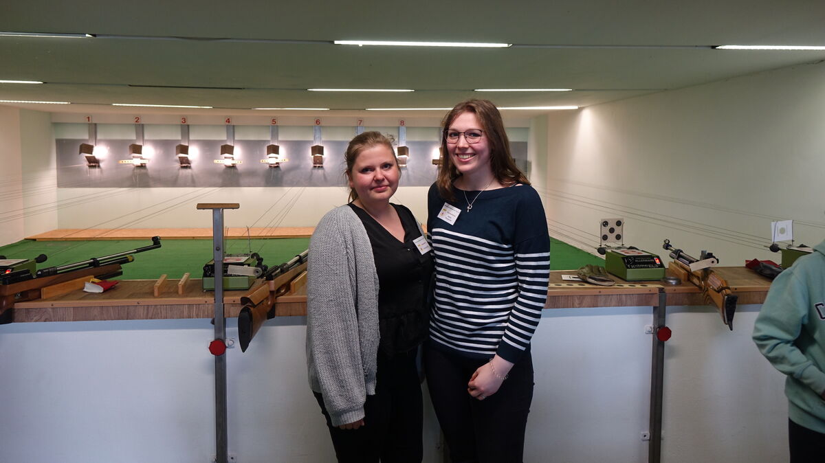 Svenja Arndt (links) und Meike Bergander sind die Jugendsportleiter beim Altenbrucher Schützenverein. Foto: Grell